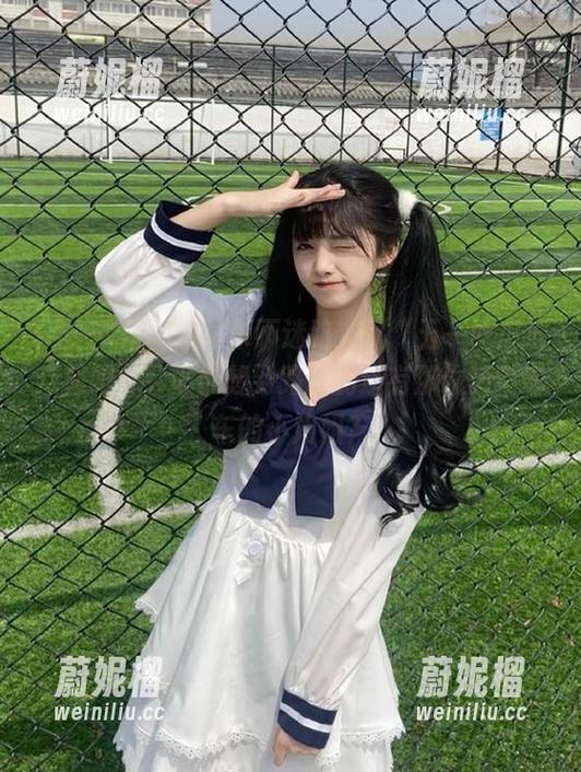 五一吃瓜群众 永不迷路成就“五一吃瓜群众朝阳”,谁能想到路过的还有那位骑电单车的小姐姐?