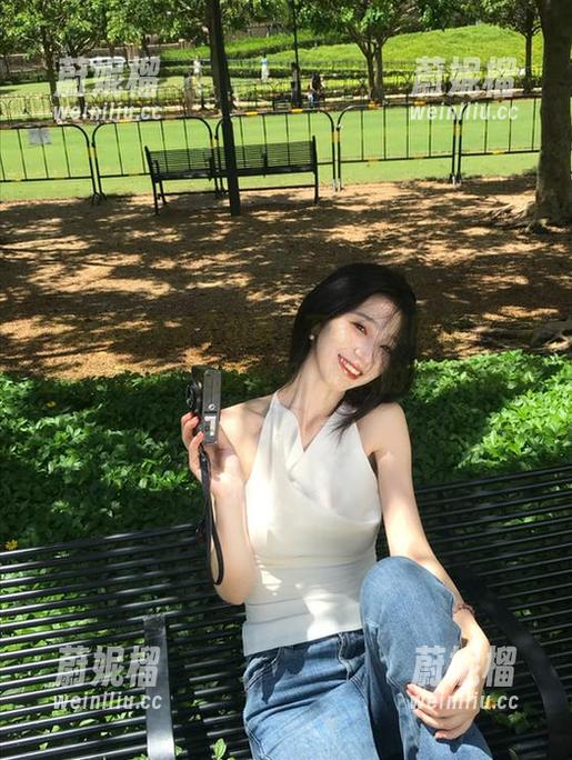 黑网料 深夜不怕黑,下载“黑网料”,跟着八卦旋风一起嗨翻天,爆料的夜晚不孤单!